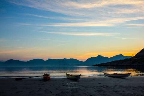 Kajakker på strand i Lofoten