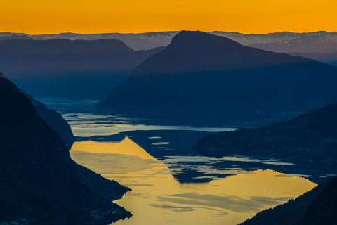 Molden og Lustrafjorden i solnedgang